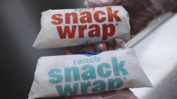Wayne Kuhl, um chef do McDonald's, mostra o Snack Wrap picante e de rancho após terminar de embrulhar na sede do McDonald's em Chicago em 29 de maio de 2025. (Foto: Nam Y. Huh | AP)