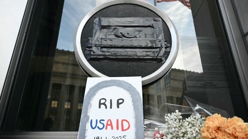 Tributos foram colocados na porta da sede da Usaid após cortes na agência pela gestão de Donald Trump (Foto: Mandel NGAN / AFP)