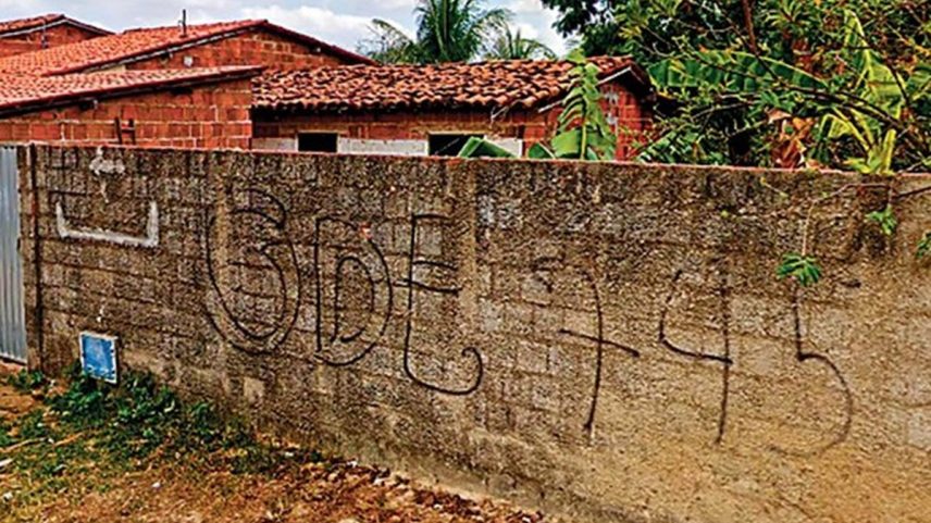 Pichação na cidade de Maranguape traz símbolo da facção GDE (Foto: Reprodução)