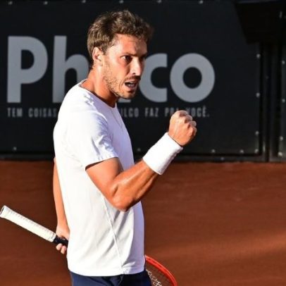 Pavlos Tsitsipas compete em São Paulo enquanto Ribeiro se destaca no torneio