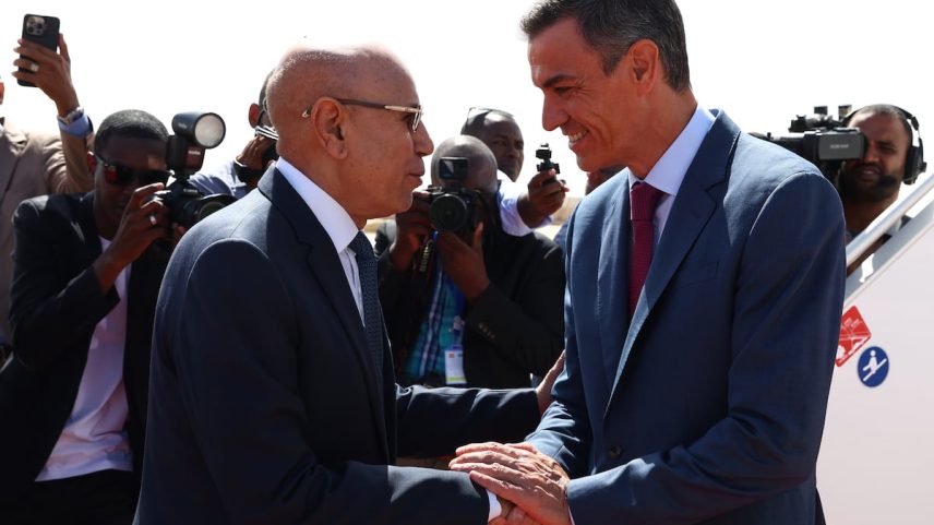 O presidente do Governo espanhol, Pedro Sánchez, é recebido pelo presidente mauritano, Mohamed Ould Ghazouani, à sua chegada ao aeroporto internacional de Nuakchot, este quarta-feira. (Foto: FERNANDO CALVO/Pool Moncloa (EFE))