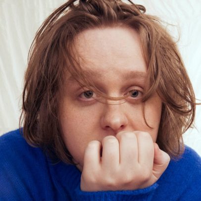 Lewis Capaldi relata episódio mental assustador durante show e convulsões nos bastidores