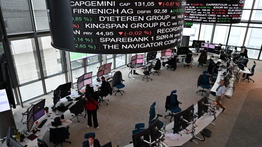 Funcionários assistem aos mercados de ações sob as telas da Bolsa de Valores da filial Euronext Paris em Paris, França, em 26 de abril de 2025. (Foto: Mustafa Yalcin/Anadolu via Getty Images)