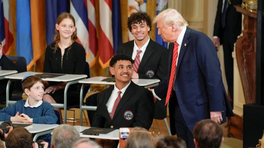 O presidente dos EUA, Donald Trump, participa de um evento para assinar uma ordem executiva para fechar o Departamento de Educação em 20 de março de 2025. (Foto: Nathan Howard/REUTERS)
