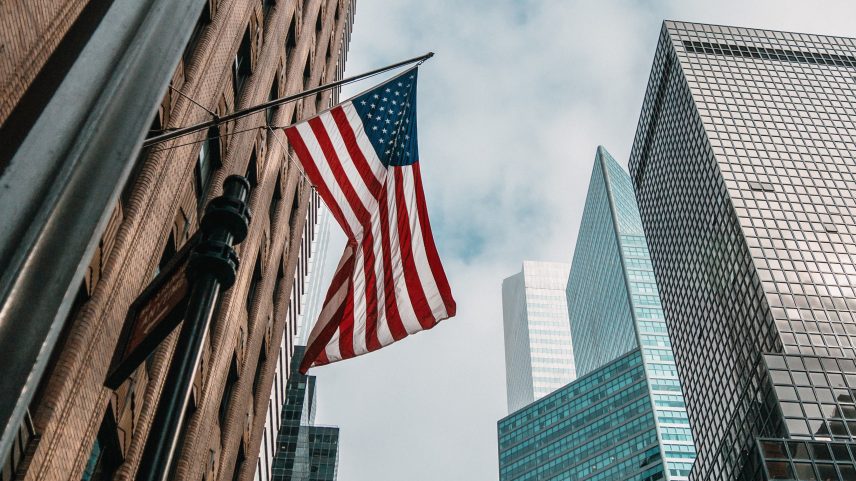 O índice Dow Jones subiu 0,49%, o Nasdaq avançou 0,94% e o S&P 500 subiu 0,61% (Foto: wirestock/Freepik)