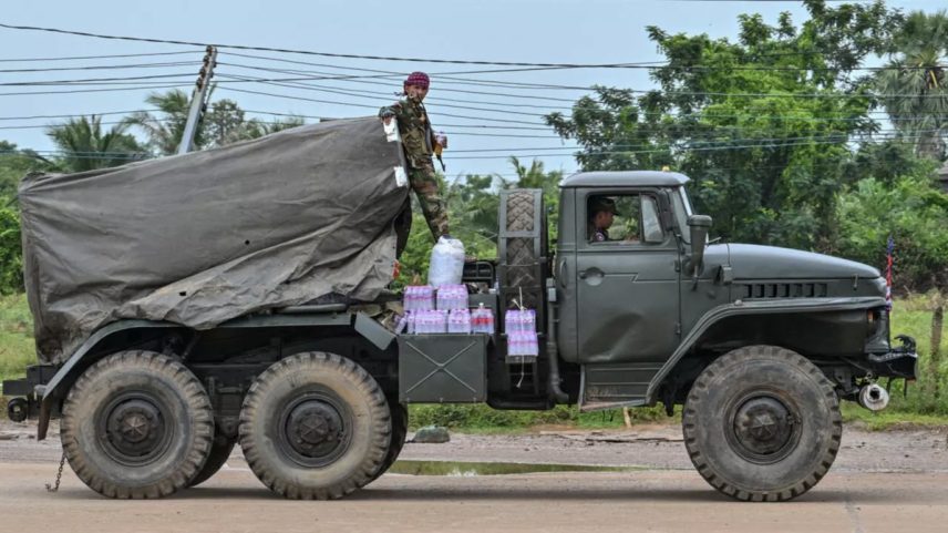 Um soldado cambojano em um caminhão que transportava um lançador de foguetes de fabricação russa na província de Oddar Meanchey em 26 de julho de 2025 (Foto: Tang Chhin Sothy/AFP)
