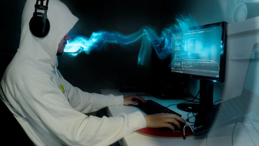 Jovem diante do computador: as “panelas” reúnem criminosos especializados em práticas como estímulo à automutilação em troca de pagamento, venda de dados e fraudes de cartões (Foto: Maria Isabel Oliveira)