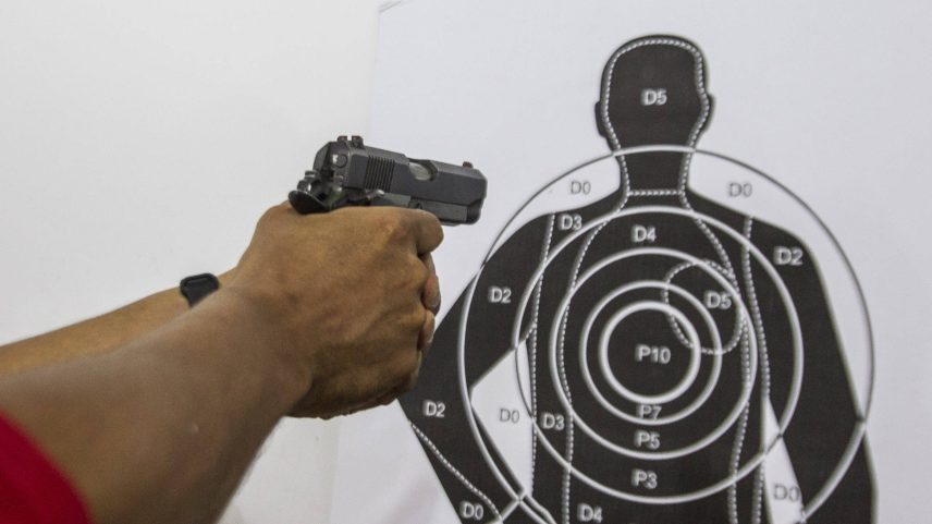 Instrutor demonstra manuseio de arma de fogo em clube de tiro na Lapa, região oeste da capital paulista (Foto: Jardiel Carvalho - 04.fev.2019/Folhapress)