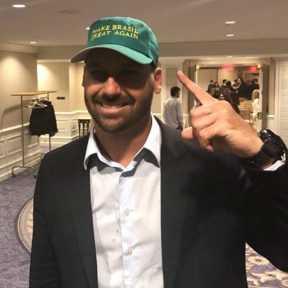 Eduardo Bolsonaro é acusado de traição ao receber salário do governo