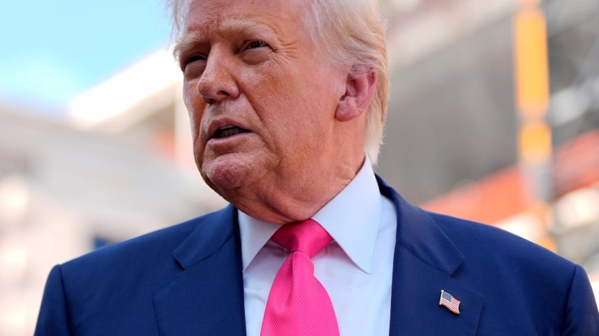 O presidente Donald Trump visita a Reserva Federal, no dia 24 de julho de 2025, em Washington. (Foto: Julia Demaree Nikhinson/AP)