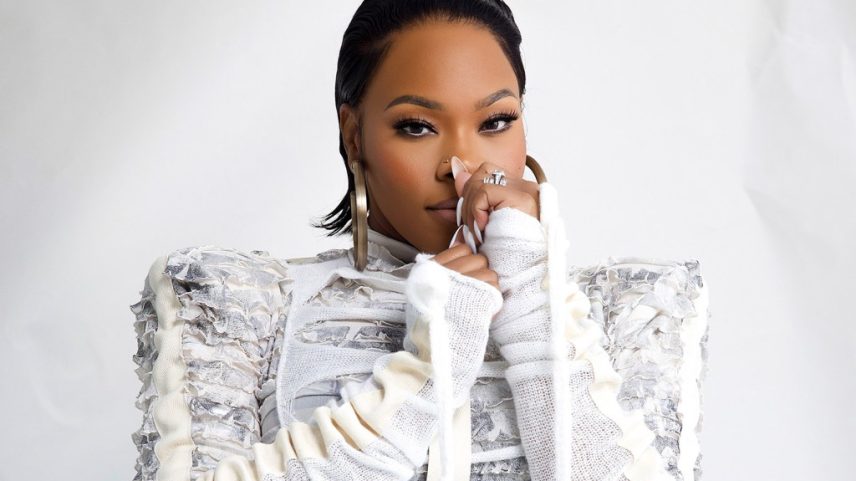 Tasha Cobbs Leonard fala à Billboard sobre seu novo álbum 'TASHA', que incorpora diversos sons musicais e conta com a participação de John Legend, Lecrae e mais. (Foto: Reprodução)