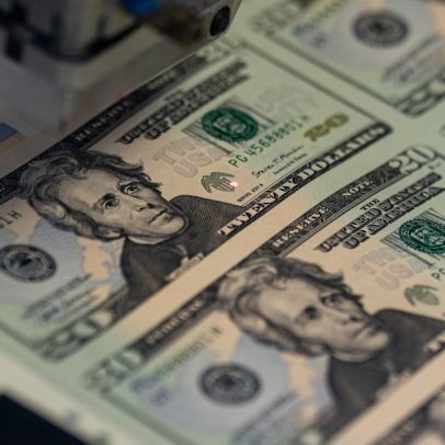 Dólar atinge R$ 5,59 e Ibovespa recua com retorno do decreto do IOF