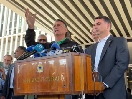 Bolsonaro durante entrevista à imprensa no Congresso (Foto: Reprodução/Instagram/@flaviobolsonaro)