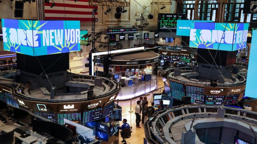 Traders na New York Stock Exchange (NYSE): S&P 500 tem registrado sucessivos recordes de fechamento nas últimas semanas (Foto: Michael Nagle/Bloomberg)