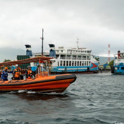 Indonésia intensifica operações de resgate após balsa naufragar com 30 desaparecidos