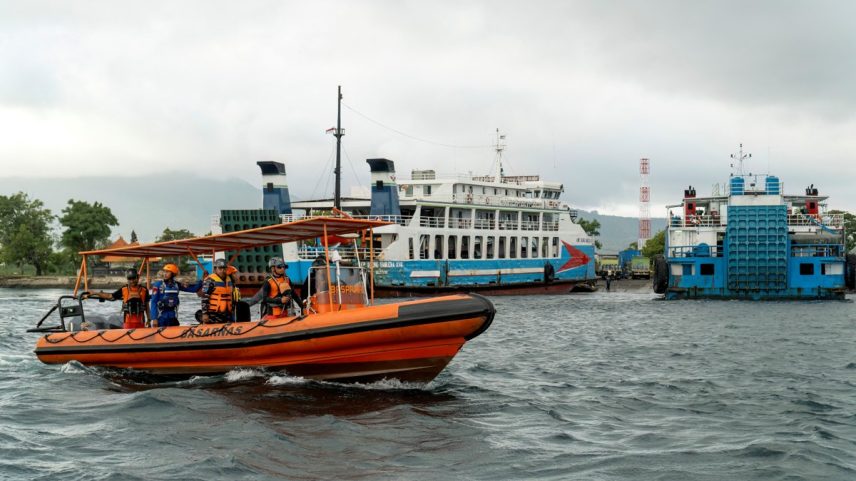 Equipes de resgate buscam vítimas desaparecidas de um acidente de balsa nas águas em Jembrana, Bali (Foto: AFP)