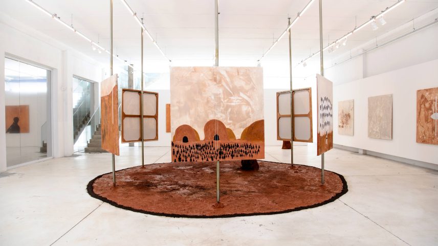 Vista da exposição 'Quando Tudo Terra Era', de Kelton Campos, que aconteceu no galpão da galeria HOA, na Barra Funda, em São Paulo (Foto: Maite Claveau/Divulgação)