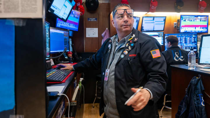 O primeiro-ministro canadense Mark Carney, à direita, fala com o presidente dos EUA Donald Trump durante a Cúpula do Grupo dos Sete (G7) no Pomeroy Kananaskis Mountain Lodge em Kananaskis, Alberta, Canadá, em 16 de junho de 2025. (Foto: Brendan Smialowski | Afp | Getty Images)