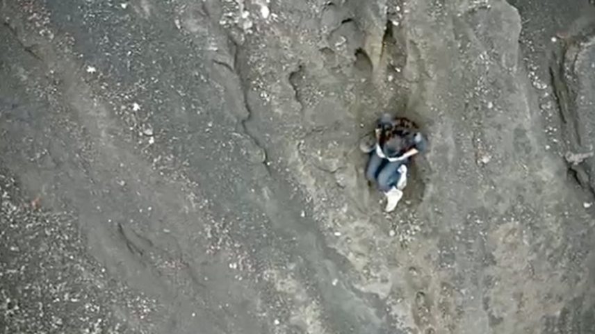 Local da queda de Juliana Marins, pouco tempo após o acidente (Foto: Reprodução)