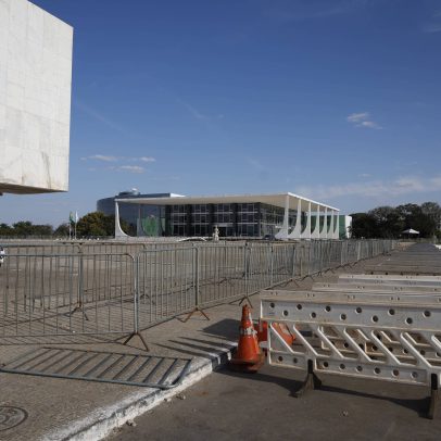 Ibaneis propõe remover grades da Praça dos Três Poderes após montagem de barraca