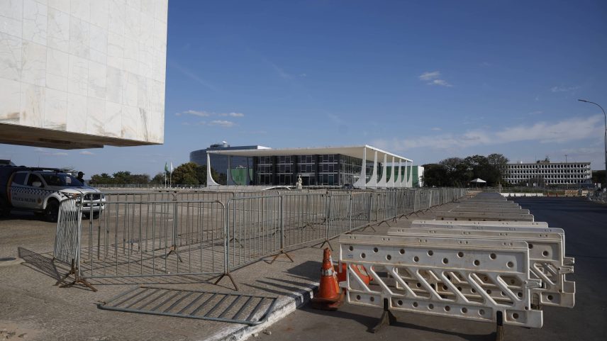 Praça dos Três Poderes, em Brasília, está cercada por grades e com uma faixa da rua de acesso bloqueada por cavaletes - Pedro Ladeira - 28.jul.2025/Folhapress (Foto: Pedro Ladeira - 28.jul.2025/Folhapress)