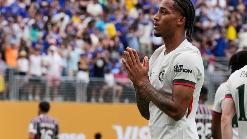 João Pedro pede perdão à torcida do Fluminense após marcar o primeiro de seus dois gols que levaram o Chelsea à final do Mundial de Clubes (Foto: Seth Wenig/AP)