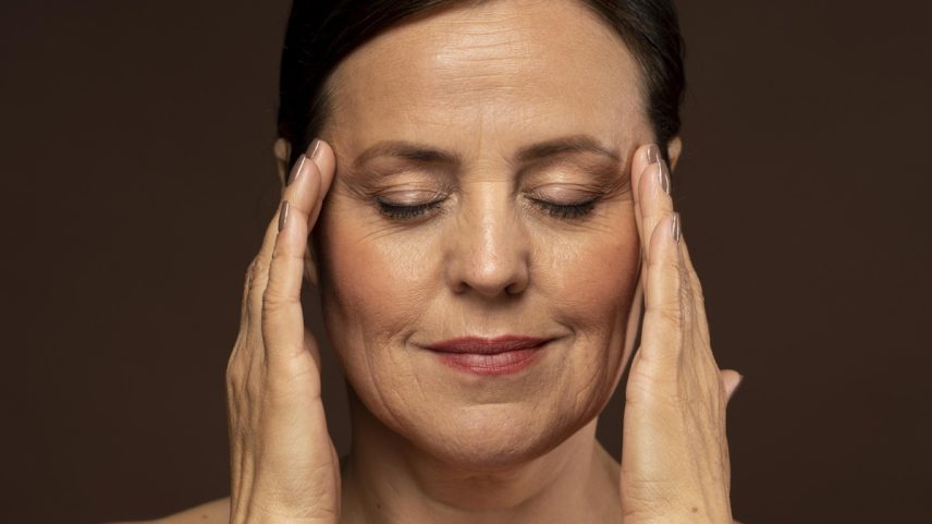 Comumente, pessoas entre 40 e 50 anos percebem mudanças mais significativas na aparência da pele. (Foto: Freepik)