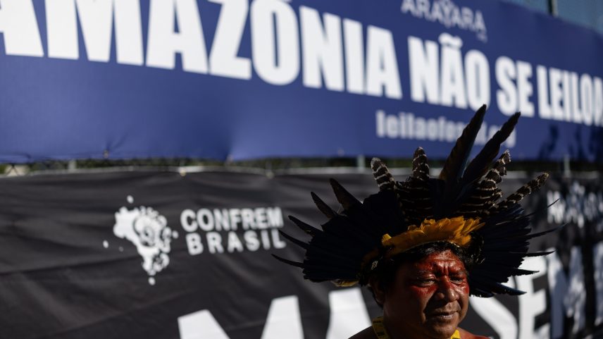 Indígenas protestam no Rio de Janeiro contra o leilão de áreas de exploração de petróleo (Foto: Eduardo Anizelli/Folhapress)
