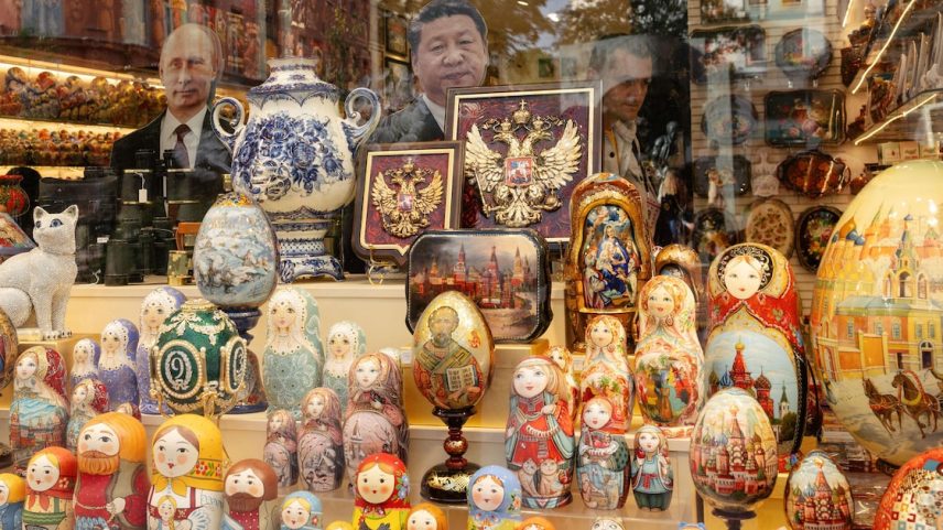 Uma loja de souvenires com recortes do presidente da Rússia, Vladimir Putin, à esquerda, e do principal líder da China, Xi Jinping: a China se tornou uma tendência para os russos que antes adoravam tudo o que vinha do Ocidente (Foto: Nanna Heitmann/The New York Times)