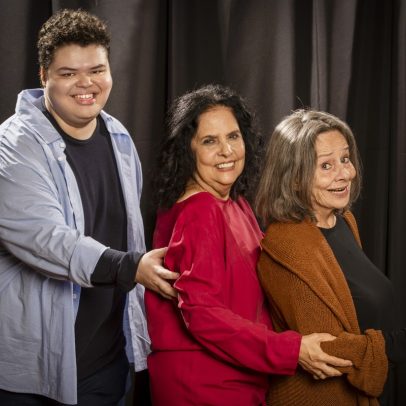 Debora Duarte e Sura Berditchevsky estrelam comédia 'Da pá virada' com jovem inusitado