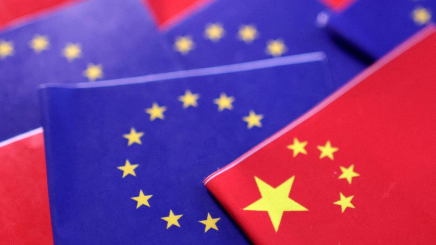 Bandeiras da União Europeia e da China (Foto: Dado Ruvic/Reuters)