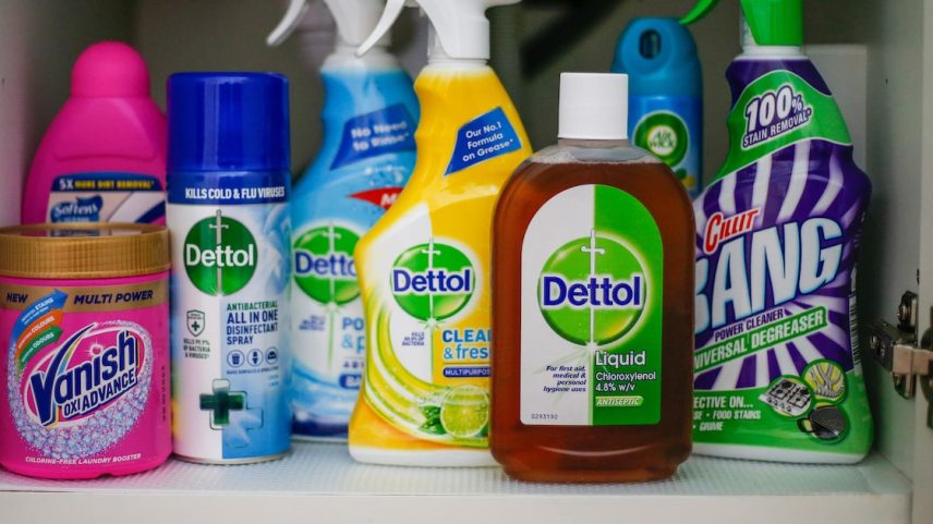 A divisão de cuidados com a casa da Reckitt inclui marcas como Dettol, Air Wick, Vanish e Cillit Bang, entre outras (Foto: Hollie Adams/Bloomberg)