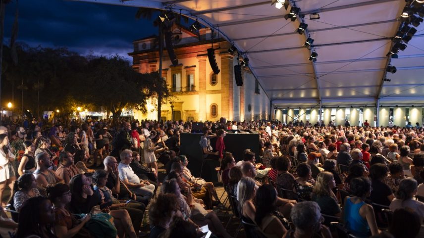 Auditório da Praça durante a mesa de Jeferson Tenório e Mohamed Mbougar Sarr, na 22ª Flip (Foto: Márcia Foletto)