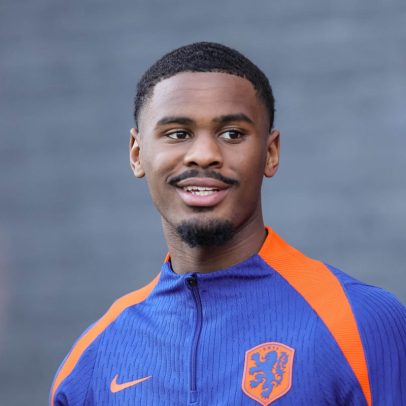 Chelsea negocia com Ajax para contratar o defensor Jorrel Hato
