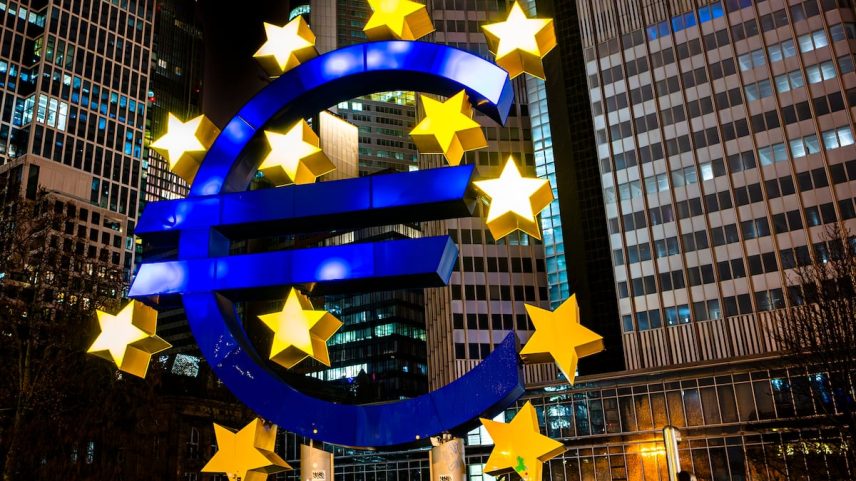 Uma escultura com o símbolo do euro na praça Willy Brandt de Fráncfort. (Foto: Szymon Bartosz/GETTY IMAGES)