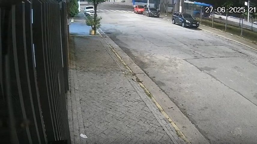 Imagens de câmeras de segurança mostram momento que ônibus é apedrejado na Zona Sul de SP (Foto: Reprodução)