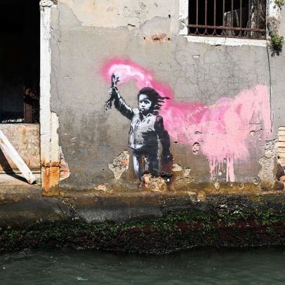 Mural de Banksy com criança migrante é removido de parede em Veneza para restauração