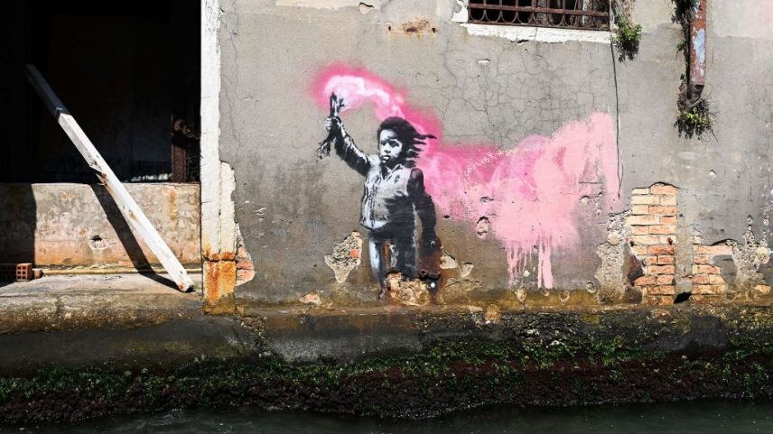 Criança migrante (2019), do artista de rua britânico Banksy em Veneza. (Foto: VINCENZO PINTO/AFP via Getty Images)
