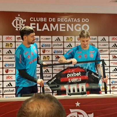 Varela é homenageado por 100 jogos no Flamengo e fala sobre renovação contratual