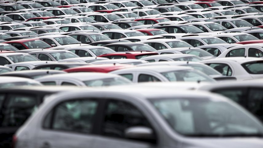 Carros estacionados em pátio (Foto: Reuters/Roosevelt Cassio)