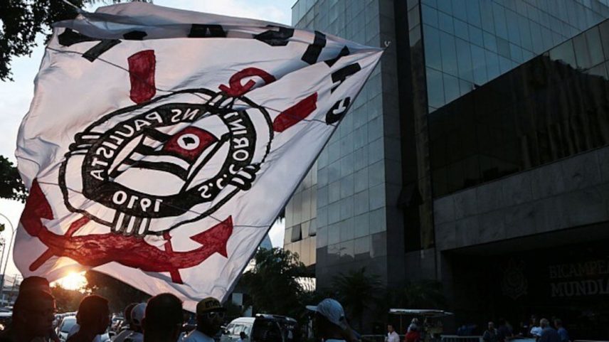 Bandeira do Corinthians em frente ao Parque São Jorge. (Foto: Werther Santana/Estadão)