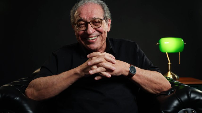 Ruy Castro durante gravação de curso na CasaFolha (Foto: Zanone Fraissat/Folhapress)