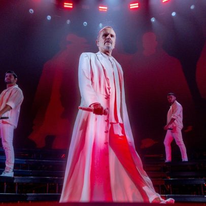 Bosé pede harmonia em show e evita conflitos entre os fãs