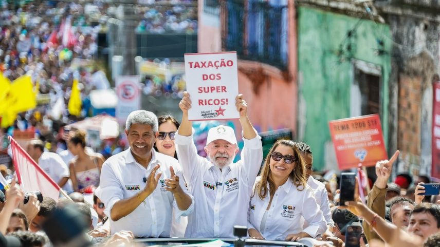 O presidente Lula durante ato na Bahia levanta cartaz pela taxação dos super ricos (Foto: Ricardo Stuckert / Presidencia da Republica)