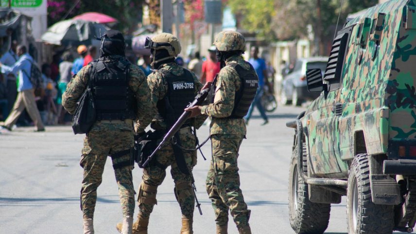 Policiais haitianos se posicionam em Porto Príncipe, Haiti. (Foto: Clarens SIFFROY / AFP)