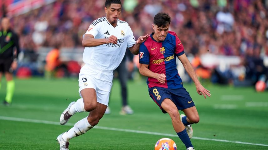 Bellingham e Pedri disputam um balón no Estádio Lluis Compays de Barcelona, no dia 11 de maio. (Foto: Pedro Salado/Getty Images)
