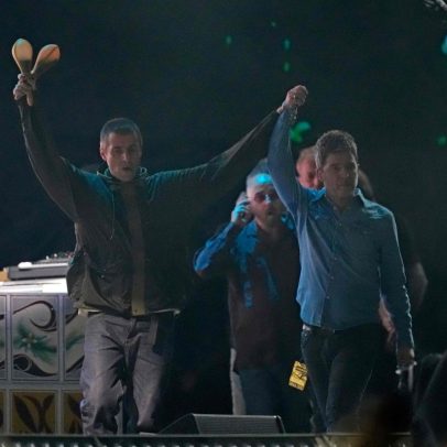 Irmãos Gallagher mostram reconciliação durante show histórico do Oasis