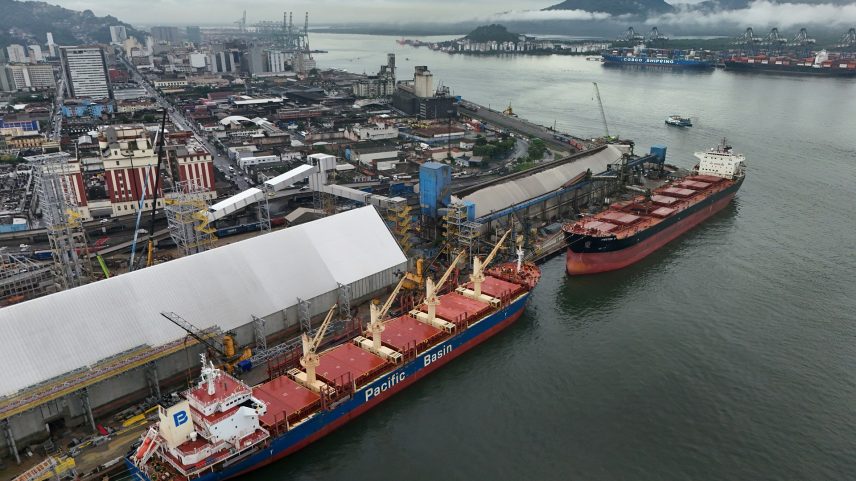 Imagem de drone mostra local de construção do terminal STS11 da Cofco para armazenamento e exportação de soja em Santos, São Paulo (Foto: REUTERS/Roosevelt Cassio)