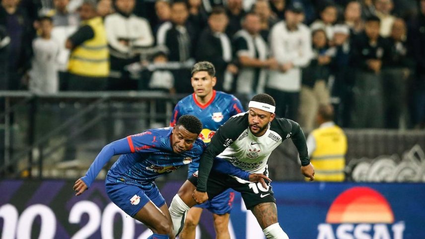 Memphis Depay em ação durante Corinthians x Red Bull Bragantino (Foto: Ari Ferreira/Red Bull Bragantino)