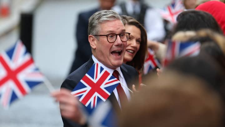 O Primeiro-Ministro britânico Keir Starmer e sua esposa Victoria Starmer reagem ao cumprimentar os ativistas e apoiadores do Partido Trabalhista na Número 10 da Downing Street, após os resultados da eleição, em Londres, Reino Unido, 5 de julho de 2024. (Foto: Toby Melville | Reuters)
